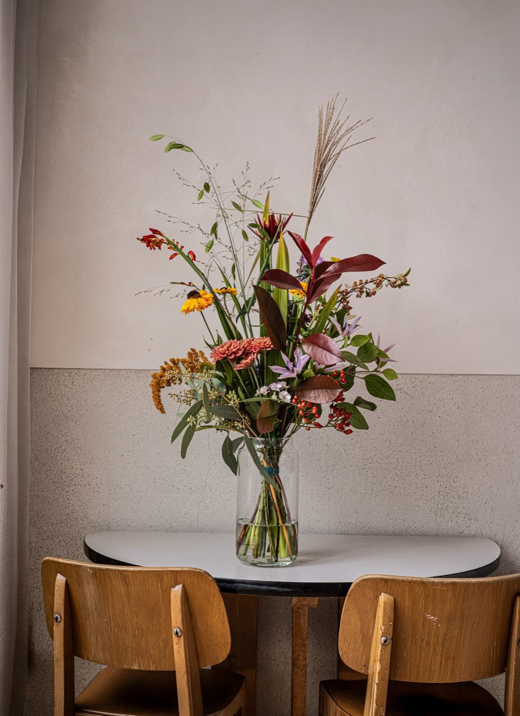 Een boeket seizoensbloemen uit ons atelier